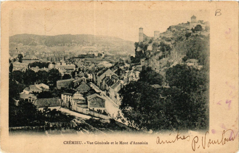 Carte postale ancienne Cremieu - Vue générale et le Mont d'Annoisin à Crémieu
