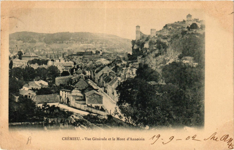 Carte postale ancienne Cremieu - Vue générale et le Mont d'Annoisin à Crémieu