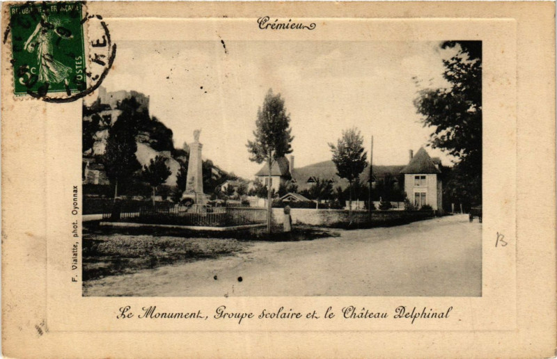 Carte postale ancienne Cremieu - Le Monument Groupe scolaire et le Chateau Delphinal à Crémieu