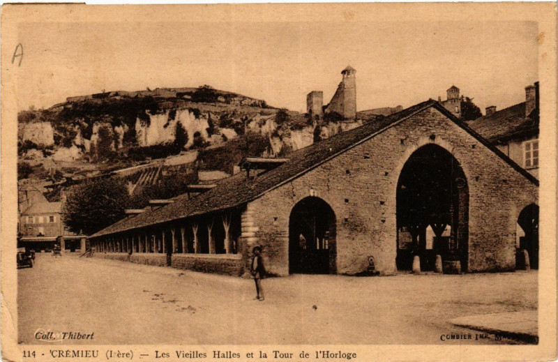 Carte postale ancienne Cremieu - Les Vieilles Halles et la Tour de l'Horloge à Crémieu