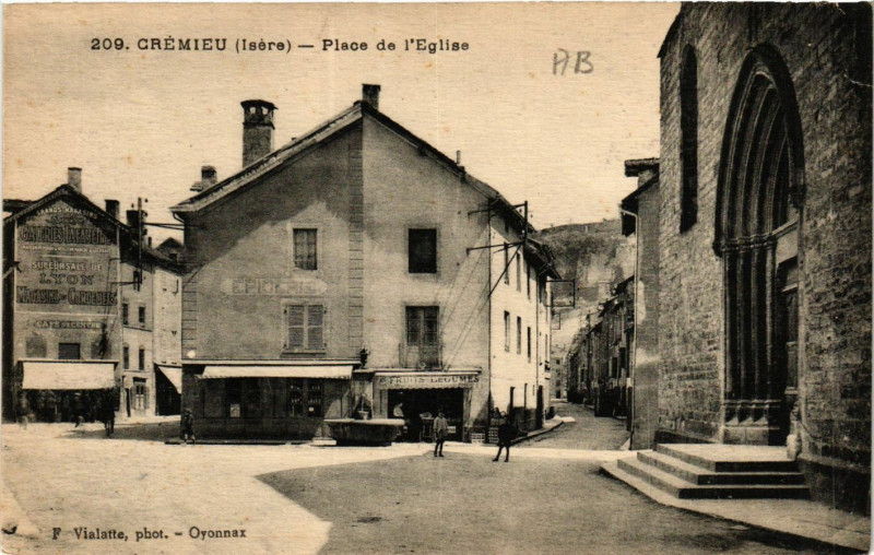 Carte postale ancienne Cremieu - Place de l'Eglise à Crémieu