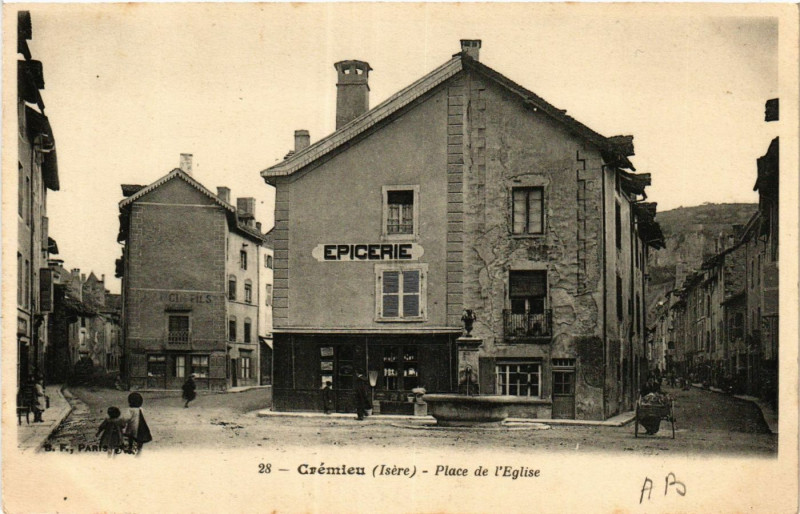 Carte postale ancienne Cremieu - Place de l'Eglise à Crémieu