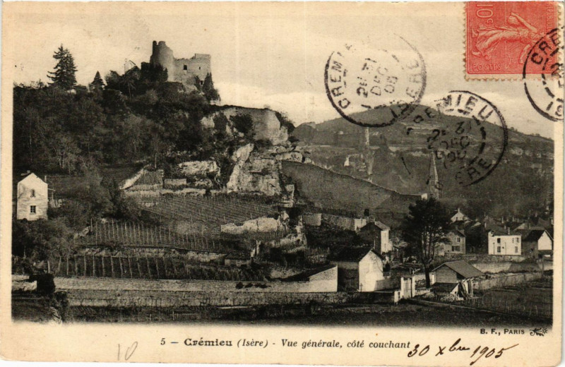 Carte postale ancienne Cremieu - Vue générale cote couchant à Crémieu