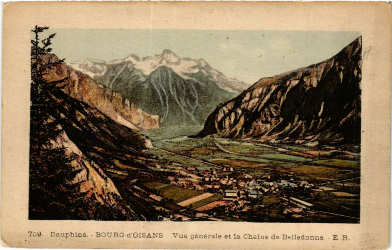 Carte postale ancienne Dauphiné - Bourg d'Oisans-Vue générale et la Chaine de Belledonne