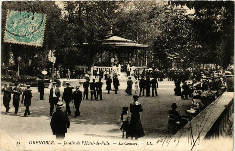 Carte postale ancienne Grenoble Jardin de l'Hotel de Ville-Le Concert à Grenoble