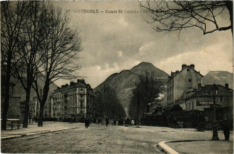 Carte postale ancienne Grenoble Cours St-Andre-Passage à Grenoble