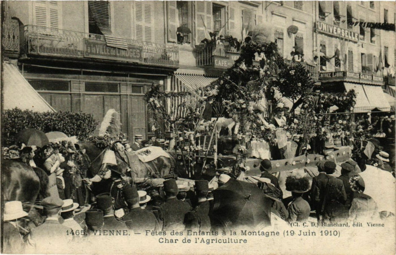 Carte postale ancienne Vienne - Fetes des Enfants a la Montagne Char de l'Agriculture à Vienne