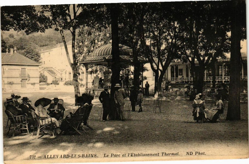Carte postale ancienne Allevard-les-Bains - Le Parc et l'Etablissement Thermal à Allevard