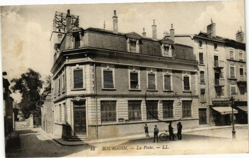 Carte postale ancienne Bourgoin - La Poste