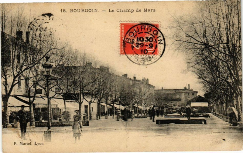 Carte postale ancienne Bourgoin - Le Champ de Mars