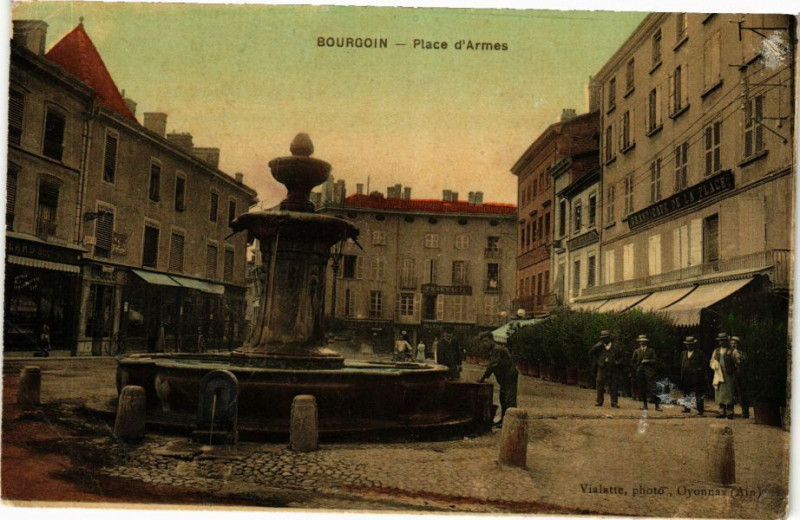 Carte postale ancienne Bourgoin - Place d'Armes