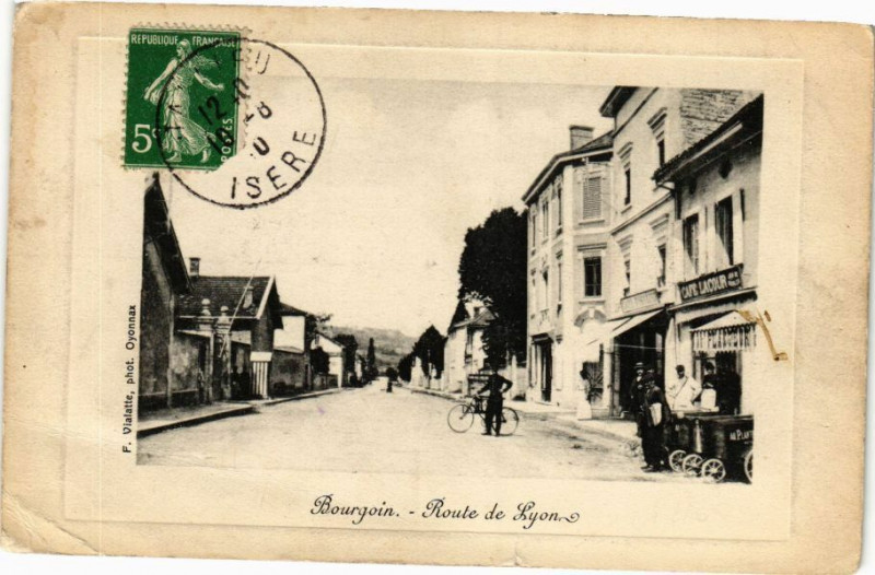 Carte postale ancienne Bourgoin - Route de Lyon