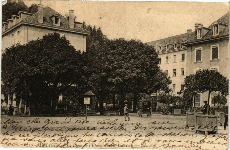 Carte postale ancienne Uriage - La Place de l'Etablissement Thermal
