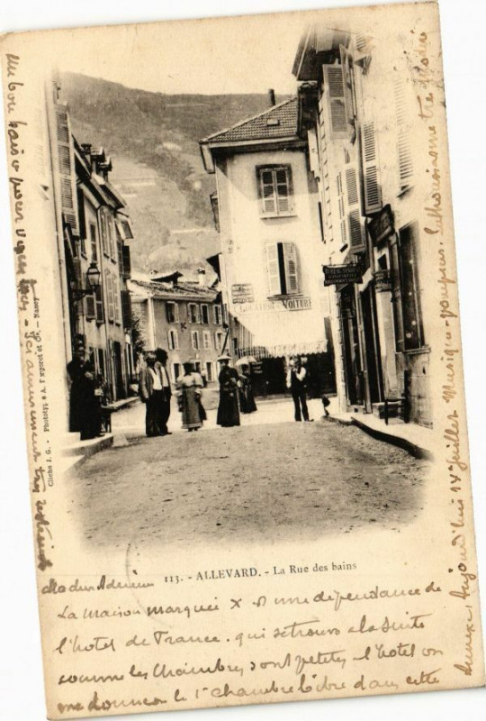 Carte postale ancienne Allevard - La Rue des Bains à Allevard
