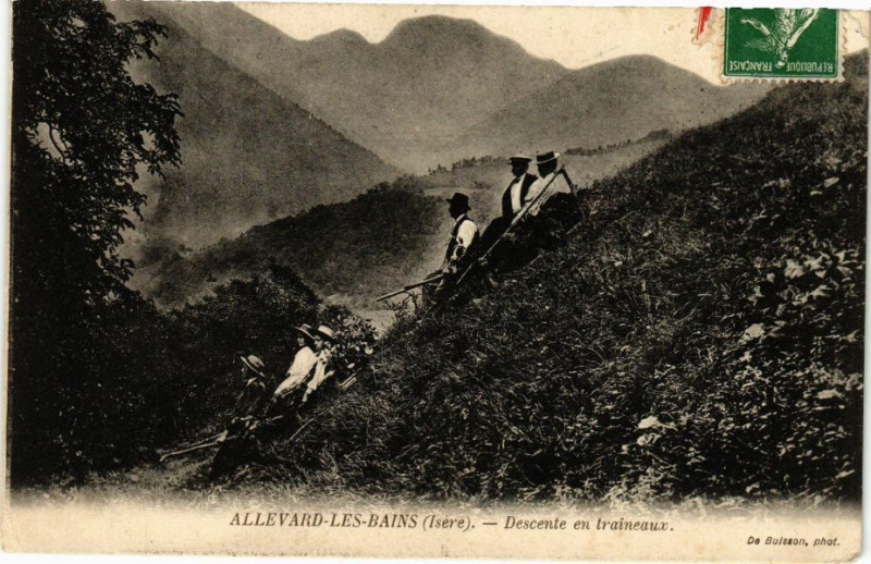 Carte postale ancienne Allevard-les-Bains - Descente en traineaux à Allevard