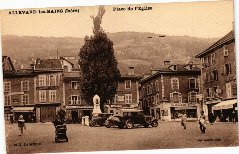 Carte postale ancienne Allevard-les-Bains - Place de l'Eglise à Allevard