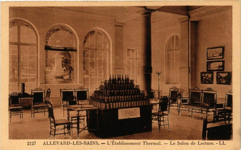 Carte postale ancienne Allevard-les-Bains - L'Etablissement Thermal - Le Salon de Lecture à Allevard