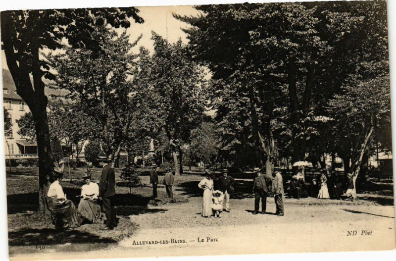 Carte postale ancienne Allevard-les-Bains - Le Parc à Allevard