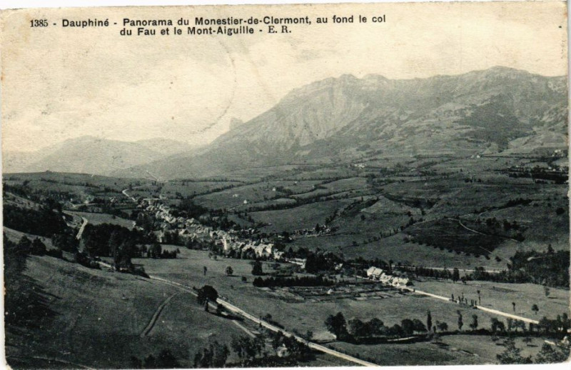 Carte postale ancienne Dauphiné - Panorama du Monestier-de-Clermont au fond le col du Fau à Monestier-de-Clermont