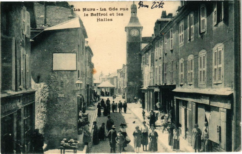 Carte postale ancienne La Mure - La Ode rue le Beffroi et les Halles à La Mure