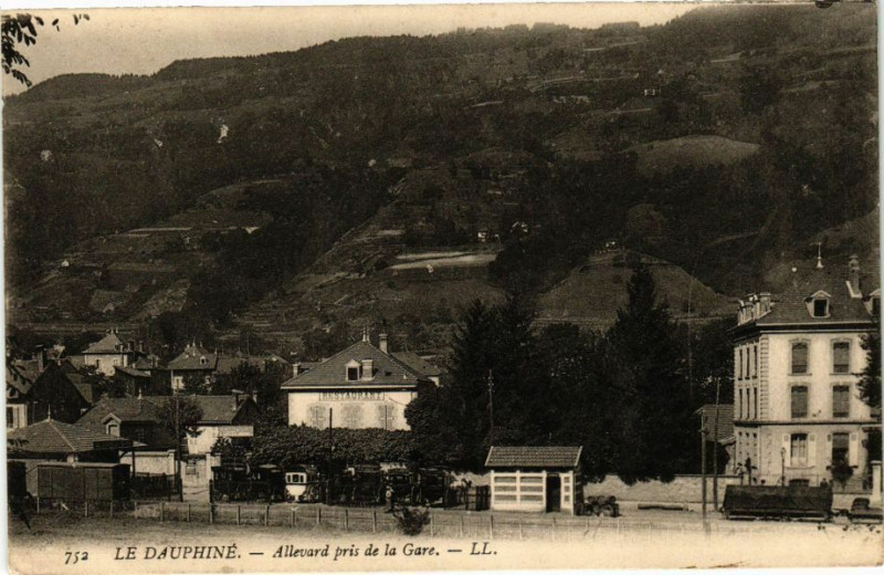 Carte postale ancienne Le Dauphiné - Allevard pris de la Gare à Allevard