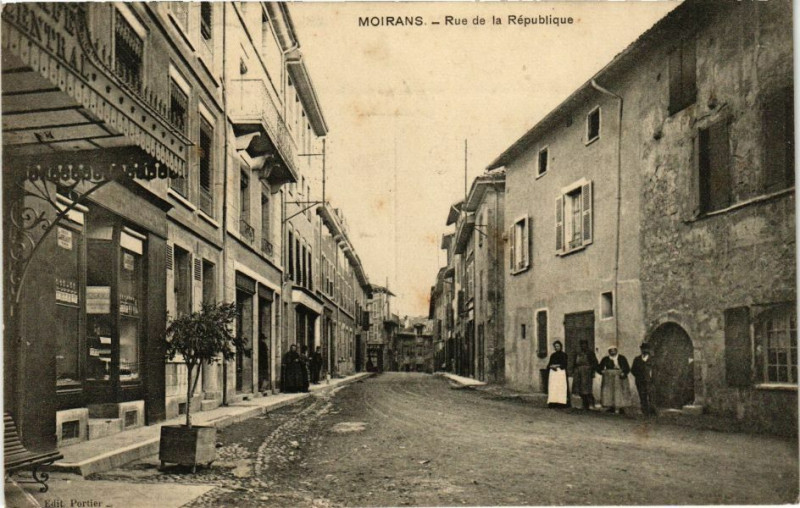 Carte postale ancienne Moirans - Rue de la Republique à Moirans