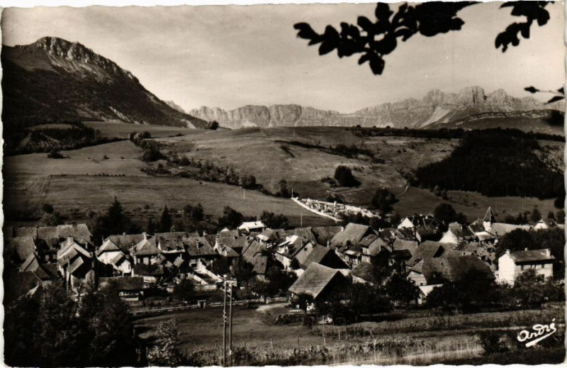 Carte postale ancienne Monestier-de-Clermont - Alt.846 m A droite la Moucherolle à Monestier-de-Clermont