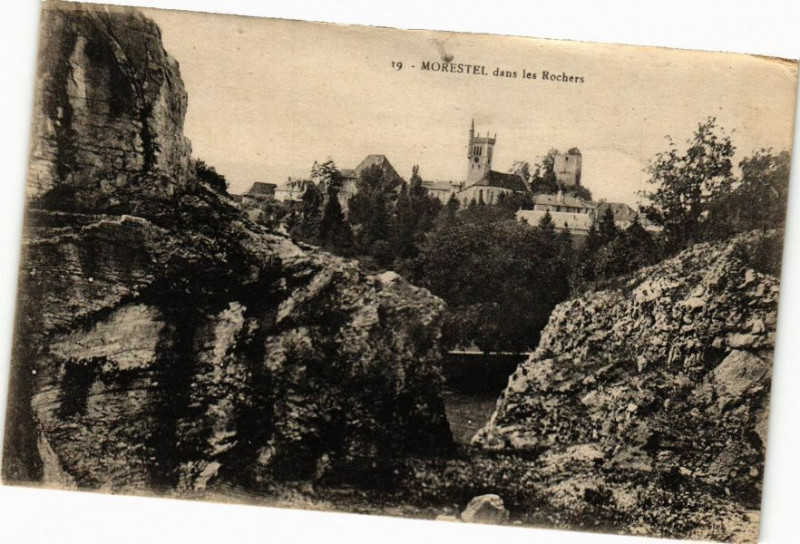 Carte postale ancienne Morestel dans les Rochers à Morestel