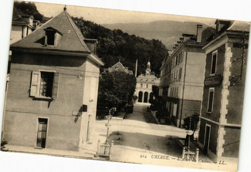 Carte postale ancienne Uriage - L'Allée du Casino