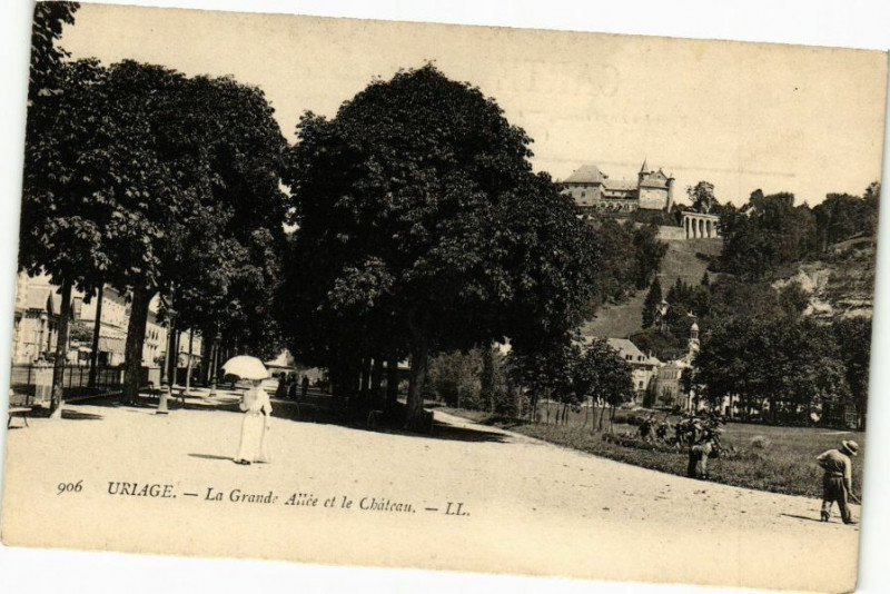 Carte postale ancienne Uriage - La Grande Allée et le Chateau