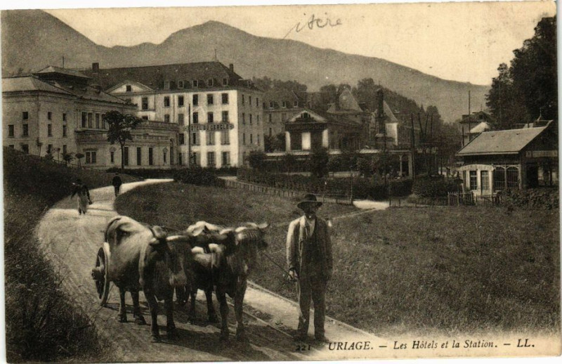 Carte postale ancienne Uriage - Les Hotels et la Station
