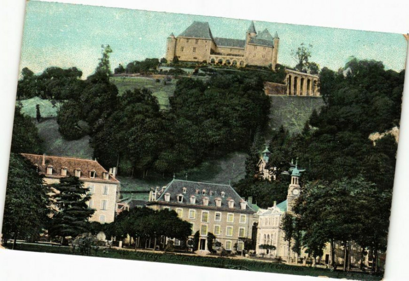 Carte postale ancienne Uriage-L' Establissement Thermal et le Chateau