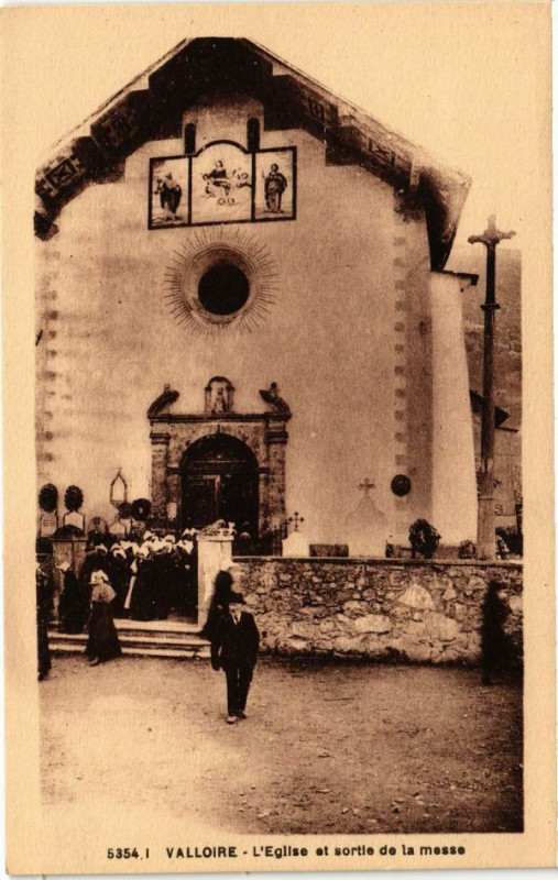 Carte postale ancienne Valloire - L'Eglise et sortie de la messe