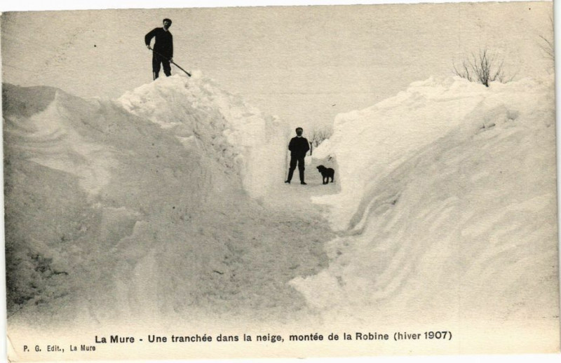 Carte postale ancienne La Mure Une tranchée dans la neige montée de la Robine (hiver 1907 à La Mure