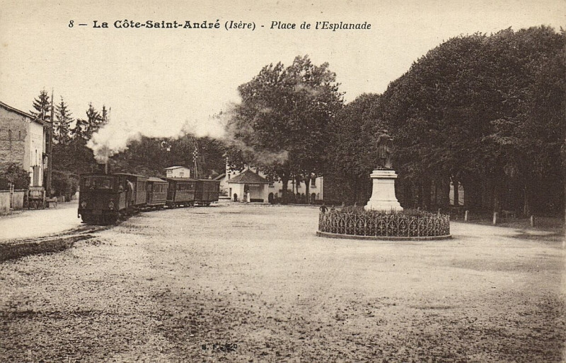 Carte postale ancienne La Cote-Saint-Andre - Place de l'Espanade à La Côte-Saint-André