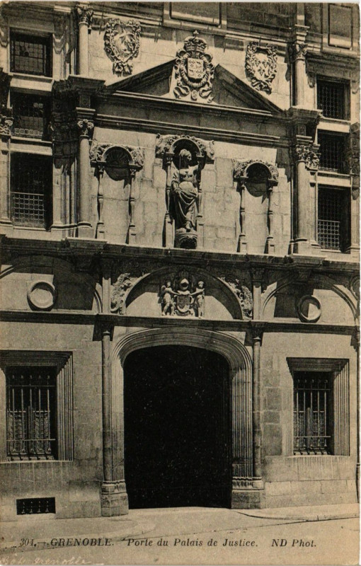 Carte postale ancienne Grenoble - Porte du Palais de Justice à Grenoble