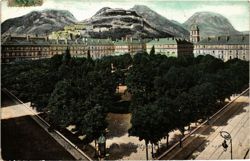Carte postale ancienne Grenoble - La Place Victor-Hugo à Grenoble