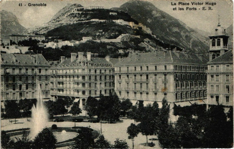 Carte postale ancienne Grenoble - La Place Victor-Hugo à Grenoble