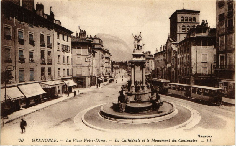 Carte postale ancienne Grenoble - La Place Notre-Dame à Grenoble