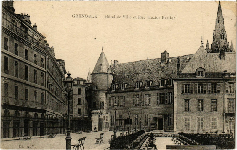 Carte postale ancienne Grenoble - Hotel de Ville et Rue Hector-Berlioz à Grenoble