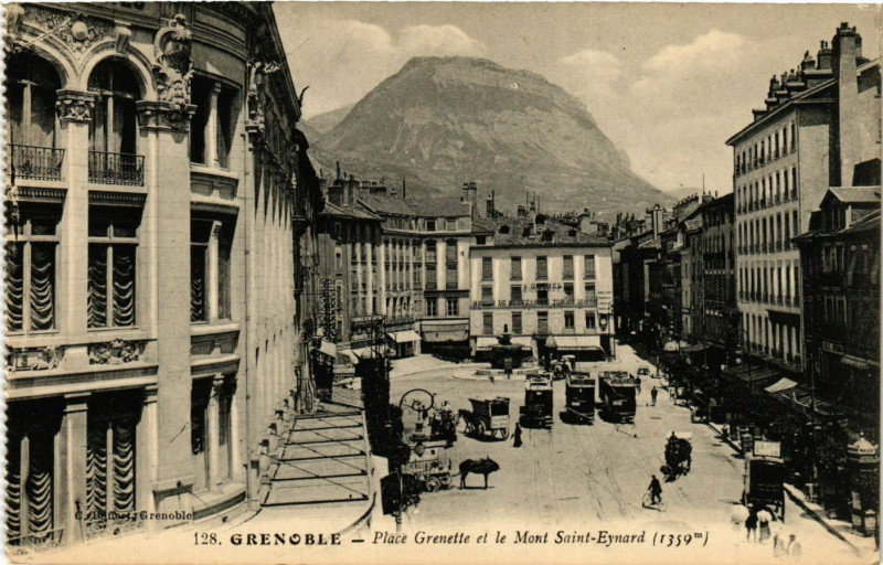 Carte postale ancienne Grenoble - Place Grenette et le Mont St-Eynard à Grenoble