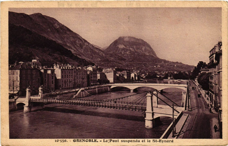 Carte postale ancienne Grenoble - Le Pont suspendu et le St-Eynard à Grenoble