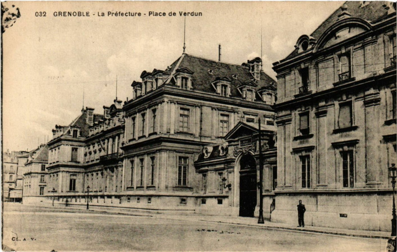 Carte postale ancienne Grenoble - La Prefecture à Grenoble