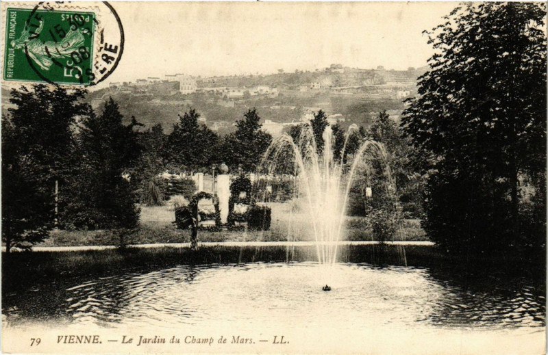 Carte postale ancienne Vienne - Le Jardin du Champ de Mars à Vienne