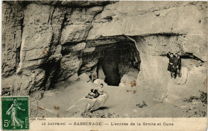 Carte postale ancienne Sassenage - L'Entrée de la Grote et Cuve à Sassenage