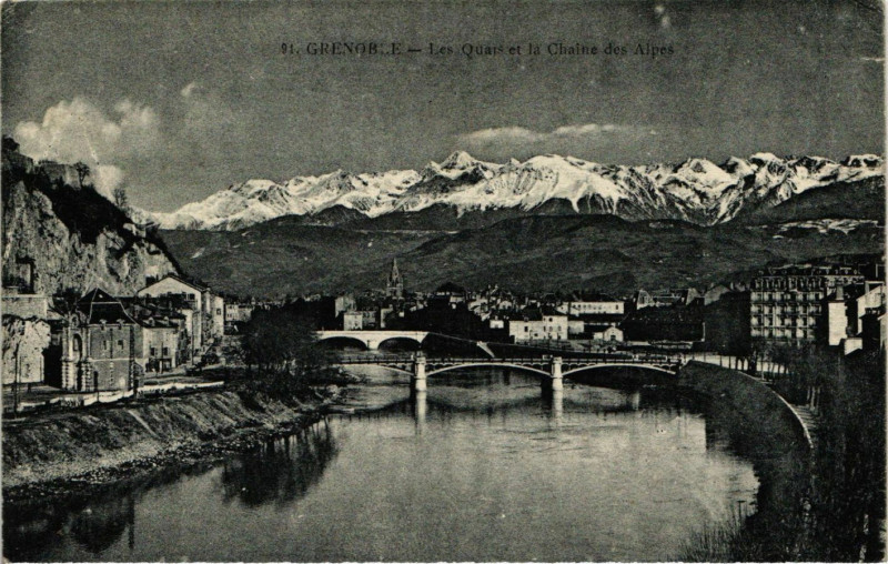 Carte postale ancienne Grenoble - Les Quais et la Chaine des Alpes à Grenoble