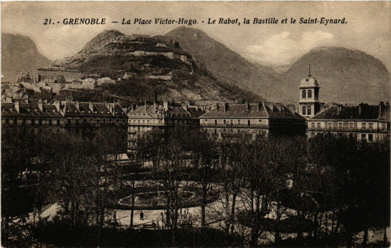Carte postale ancienne Grenoble - La Place Victor-Hugo à Grenoble