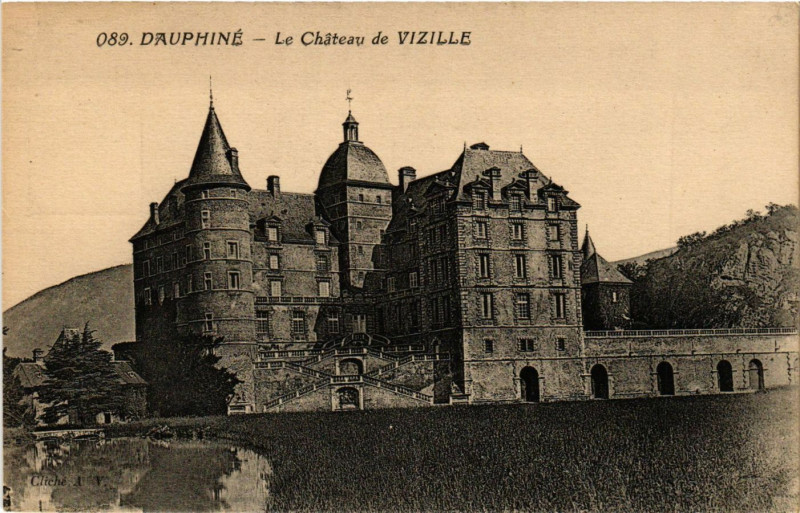 Carte postale ancienne Dauphiné - Le Chateau de Vizille à Vizille