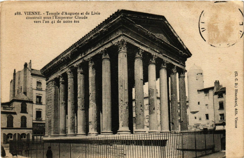 Carte postale ancienne Vienne - Temple d'Auguste et de Livie à Vienne