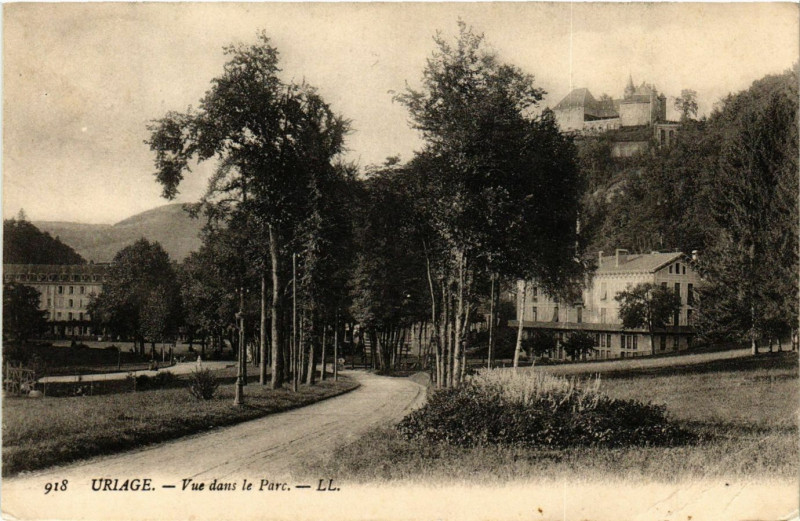 Carte postale ancienne Uriage - Vue dans le Parc
